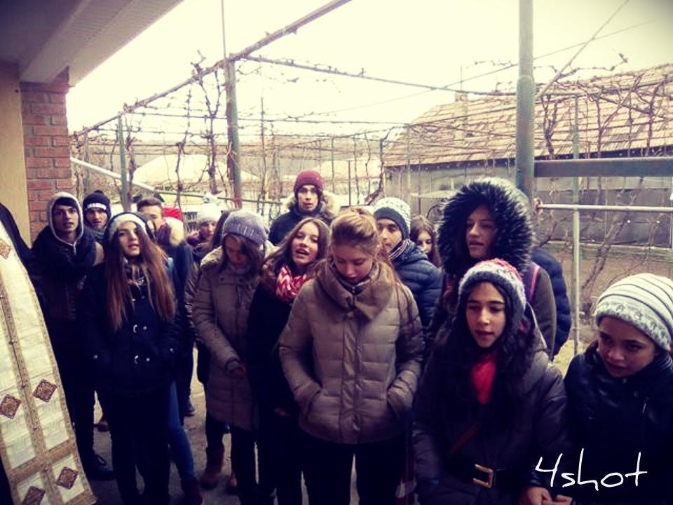 Corul Parohiei  la colindat 2016